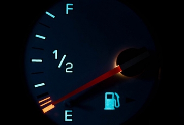 Ô tô gần hết xăng còn đi được bao nhiêu km?